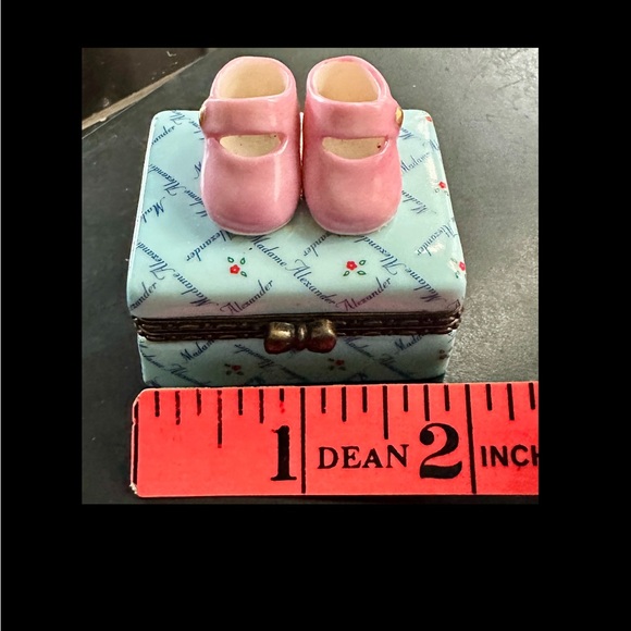 VINTAGE 1999 MADAME ALEXANDER PORCELAIN TRINKET BLUE DOLL BOX PINK BABY SHOES - Picture 8 of 8